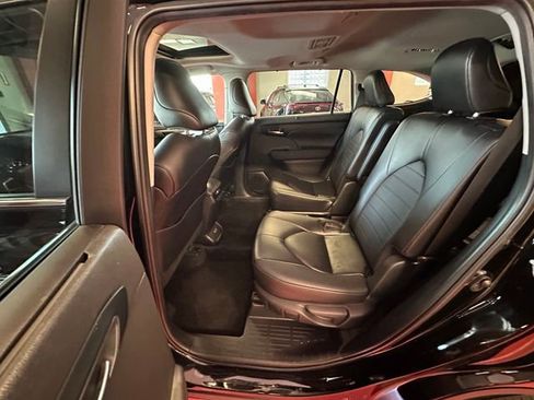 Certified 2024 Toyota Highlander XLE AWD/4WD image 13