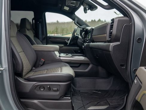 Used 2024 Chevrolet Silverado 2500 ZR2 w/ Technology Package image 13