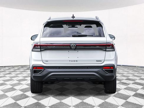 Used 2025 Volkswagen Taos SE image 11