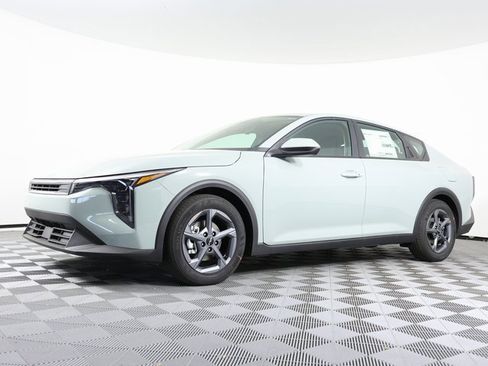 New 2025 Kia K4 LXS image 1