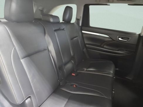 Used 2018 Toyota Highlander XLE AWD/4WD image 21