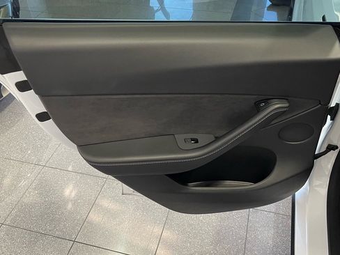 Used 2021 Tesla Model Y Long Range image 32