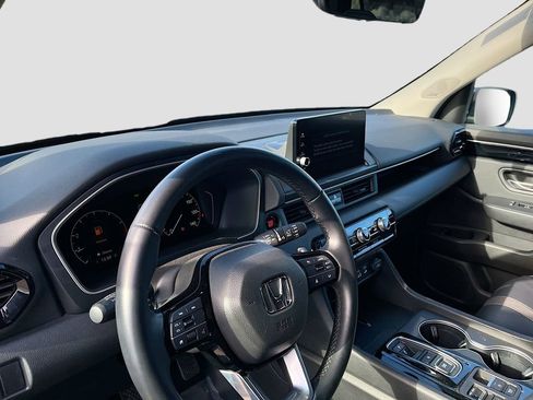 Used 2025 Honda Pilot Touring image 9