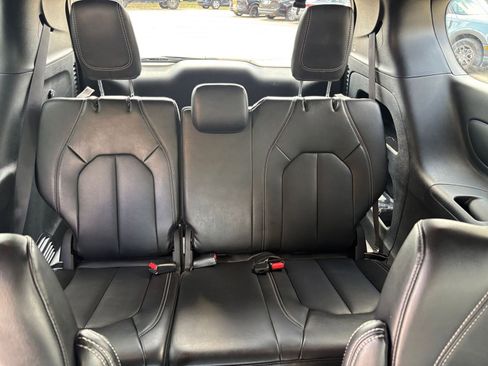 Used 2025 Chrysler Pacifica Select image 31