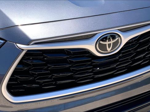 Used 2024 Toyota Highlander LE FWD image 29