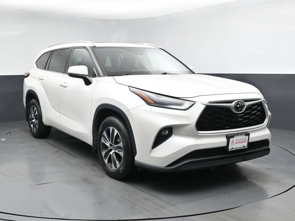 Used 2021 Toyota Highlander XLE AWD/4WD image 2