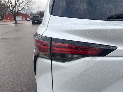 Used 2025 Toyota Sienna Platinum image 10