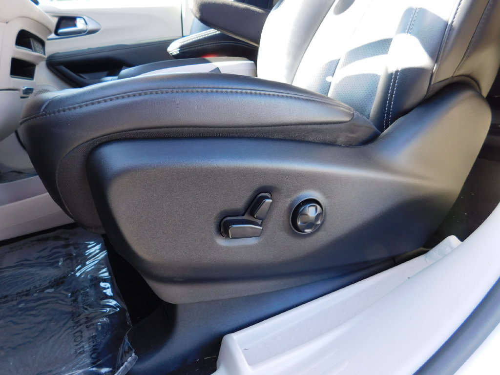 Used 2024 Chrysler Pacifica Limited FWD image 21