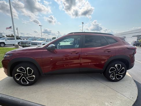 Used 2024 Chevrolet Trax RS w/ Sunroof Package FWD image 4