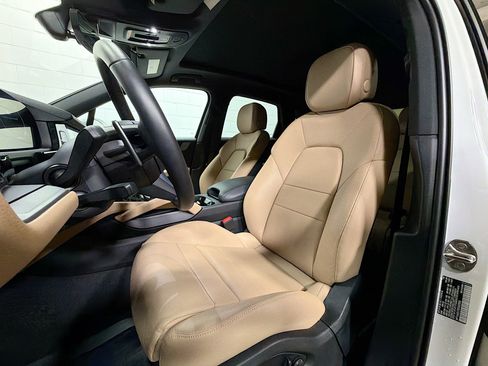 Used 2025 Porsche Cayenne image 5