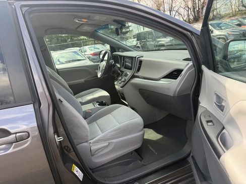 Used 2015 Toyota Sienna LE image 26