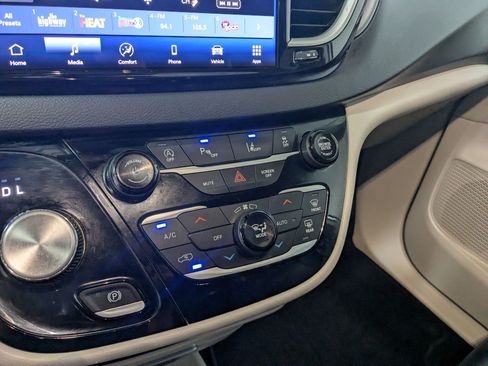 Certified 2024 Chrysler Pacifica Touring-L FWD image 17