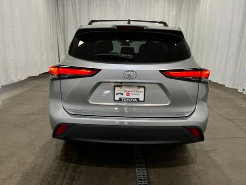 Used 2023 Toyota Highlander LE AWD/4WD image 5