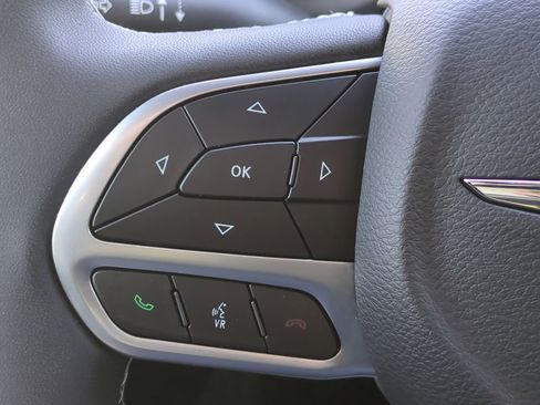 Certified 2025 Chrysler Pacifica Select image 23