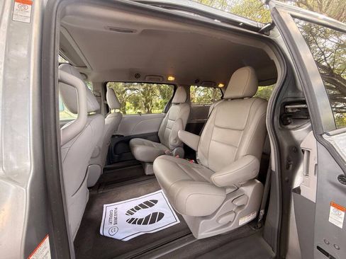 Used 2018 Toyota Sienna XLE w/ XLE Navigation Package FWD image 11