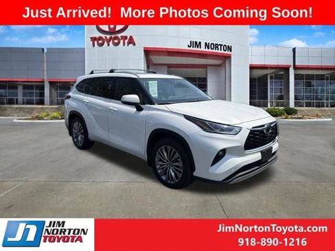 Used 2021 Toyota Highlander Platinum AWD/4WD image 1