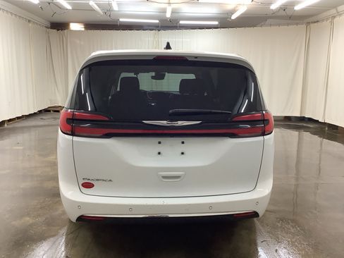 Used 2023 Chrysler Pacifica Touring-L FWD image 7