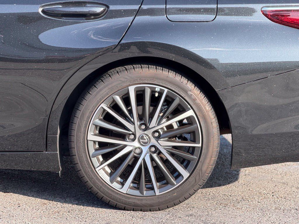 Used 2024 Lexus ES 300h w/ Premium Package FWD image 3