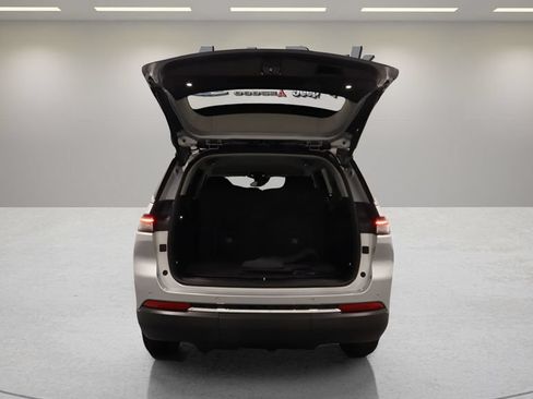 Used 2023 Jeep Grand Cherokee L Limited AWD/4WD image 17