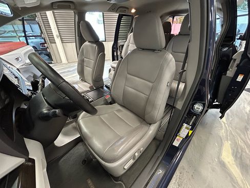 Used 2019 Toyota Sienna XLE w/ XLE Navigation Package FWD image 9