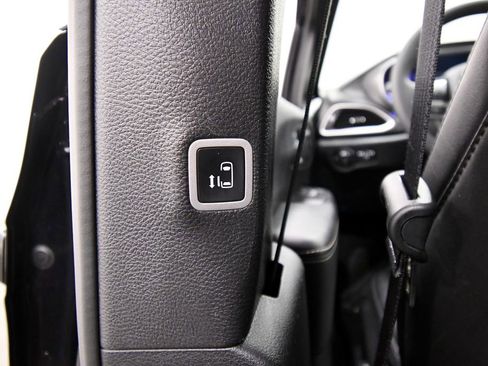 Used 2025 Chrysler Pacifica Select FWD image 17