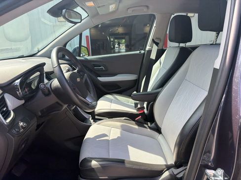 Used 2018 Chevrolet Trax LT w/ Driver Confidence Package FWD image 3