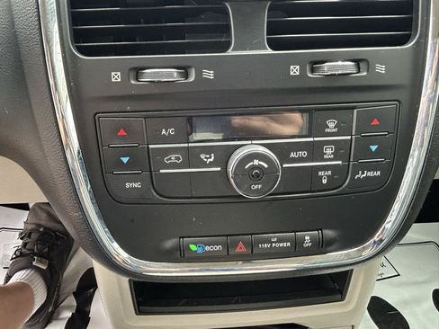 Used 2013 Chrysler Town & Country Touring FWD image 23