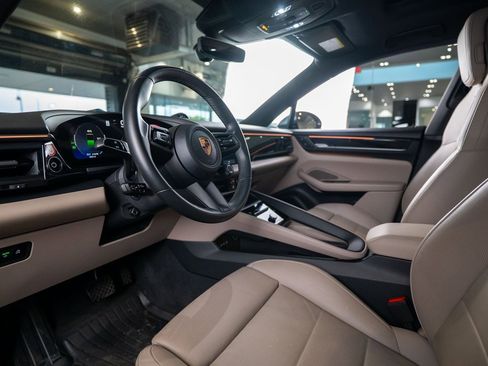 Used 2025 Porsche Macan Electric image 4