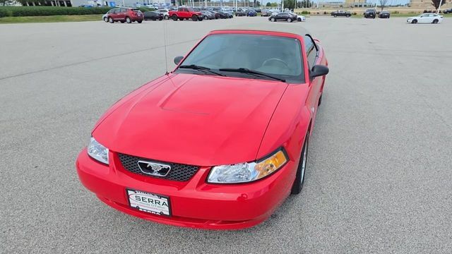 Used 2004 Ford Mustang Convertible RWD image 4