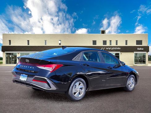 New 2026 Hyundai Elantra SE FWD image 3
