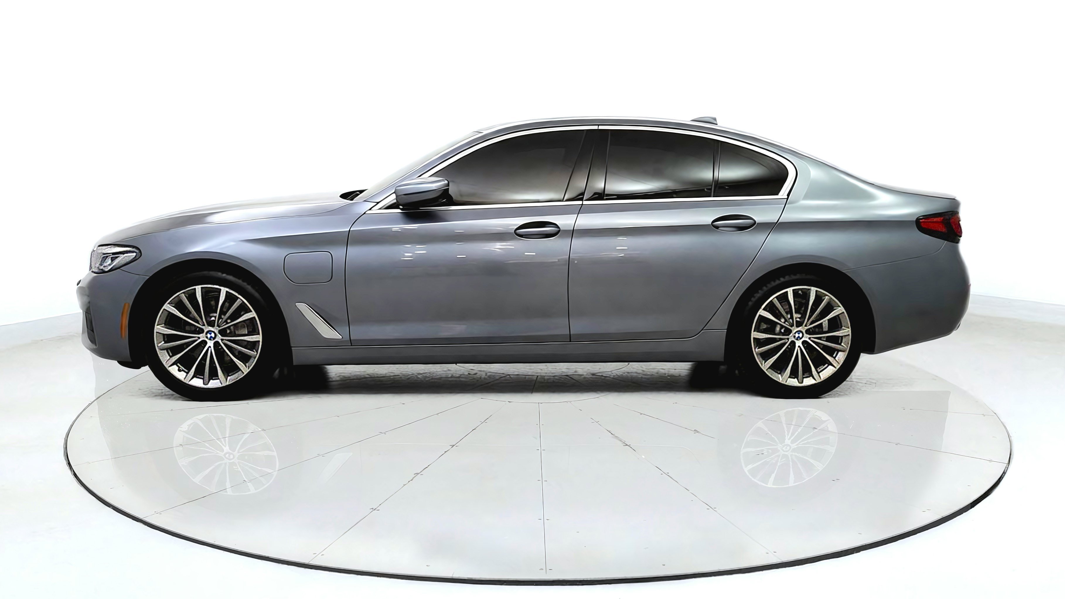 Used 2021 BMW 530e xDrive AWD/4WD image 4