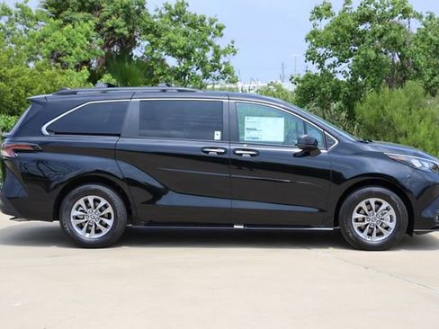 New 2026 Toyota Sienna XLE FWD image 4