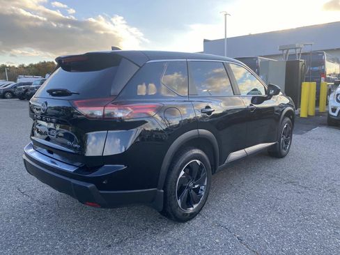 Used 2024 Nissan Rogue SV image 3