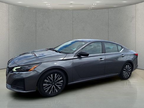 Used 2024 Nissan Altima 2.5 SV FWD image 1