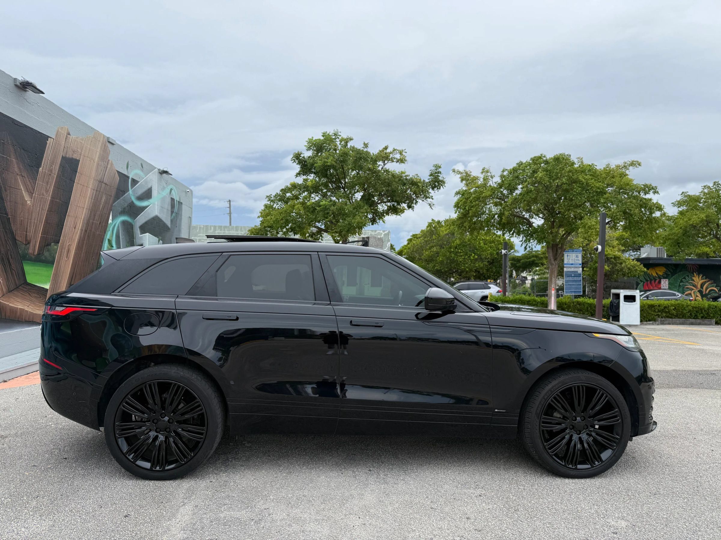 Used 2018 Land Rover Range Rover Velar R-Dynamic HSE AWD/4WD image 4