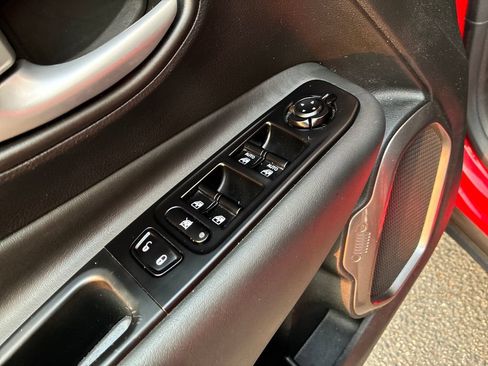 Used 2023 Jeep Renegade Latitude AWD/4WD image 27