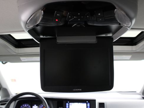 Used 2017 Toyota Sienna Limited FWD image 31