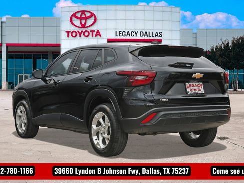 Used 2024 Chevrolet Trax LS w/ LS Convenience Package image 7