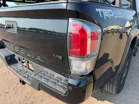 Used 2021 Toyota Tacoma TRD Off-Road w/ Technology Package AWD/4WD image 14
