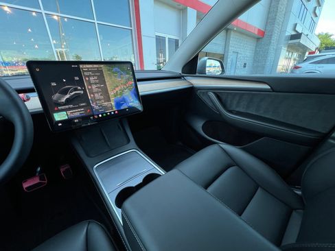 Used 2024 Tesla Model Y Performance AWD/4WD image 9