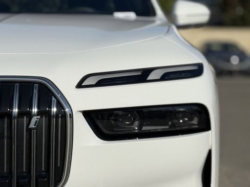 Used 2025 BMW i7 eDrive50 w/ Premium Package image 13