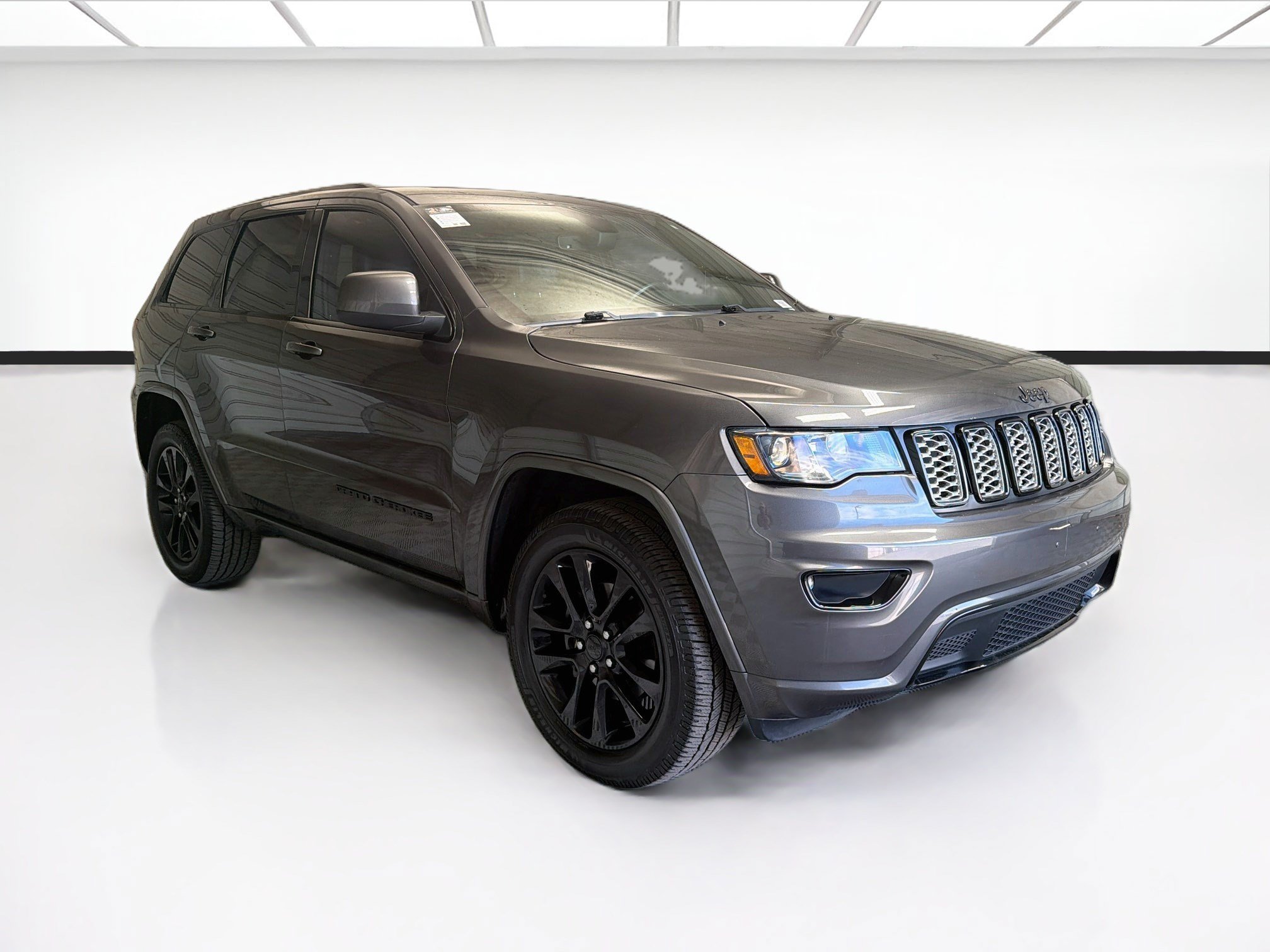 Used 2019 Jeep Grand Cherokee Altitude AWD/4WD image 3