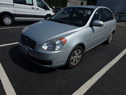 Used 2010 Hyundai Accent GLS w/ Premium Pkg 4 FWD image 2