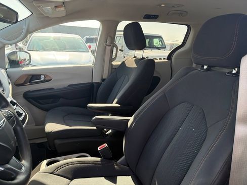 Used 2017 Chrysler Pacifica LX FWD image 10