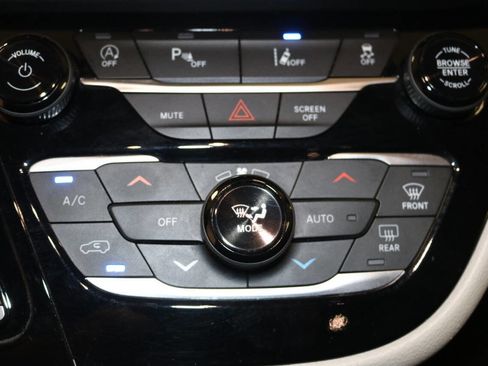 Used 2023 Chrysler Pacifica Touring-L image 89