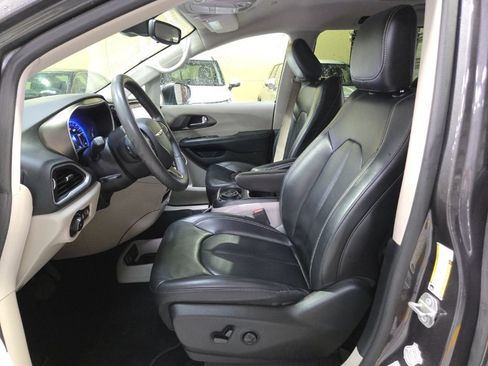 Used 2023 Chrysler Pacifica Touring-L FWD image 3