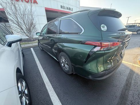 Used 2021 Toyota Sienna XLE w/ XLE Plus Package image 7