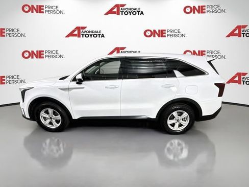 Used 2025 Kia Sorento LX FWD image 4
