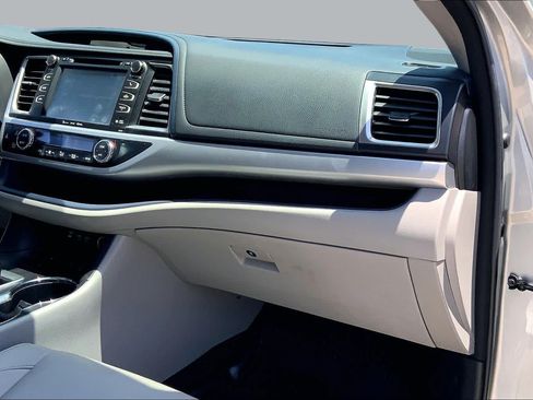 Used 2018 Toyota Highlander XLE AWD/4WD image 19