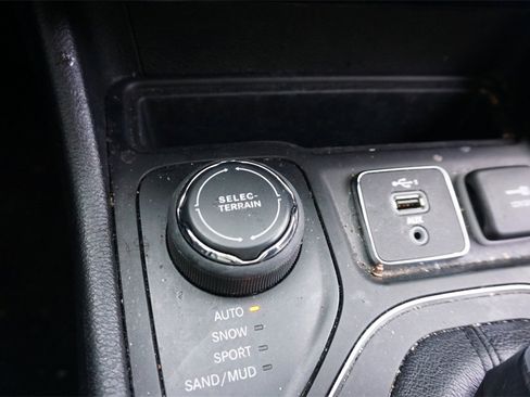 Used 2020 Jeep Cherokee Latitude Lux w/ Comfort/Convenience Group image 14